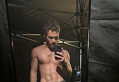 Finn Jones nude selfie