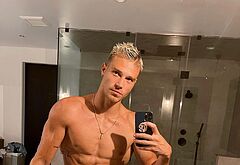 Matthew Noszka nude selfie