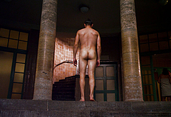 Max Riemelt bare ass