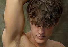 Hunter Doohan shirtless and bulge pics