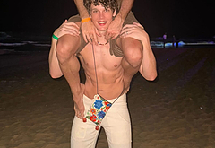 Hunter Doohan shirtless and bulge pics