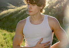 Hunter Doohan shirtless and bulge pics