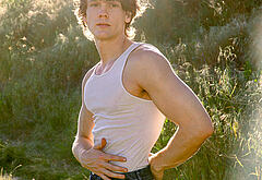 Hunter Doohan shirtless and bulge pics