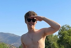 Hunter Doohan shirtless and bulge pics