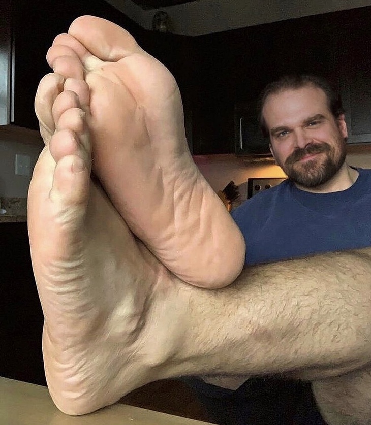 David Harbour sexy feet