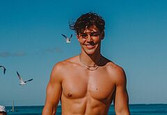 Noah Beck nude and wet underwear photos