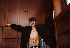 Noah Beck dick bulge and shirtless underwear pics