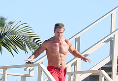 Baywatch Reboot Stephen Amell Shows Off Ripped Body