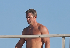 Baywatch Reboot Stephen Amell Shows Off Ripped Body