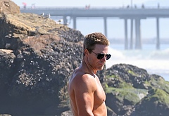 Baywatch Reboot Stephen Amell Shows Off Ripped Body