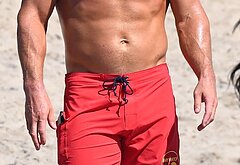 Baywatch Reboot Stephen Amell Shows Off Ripped Body