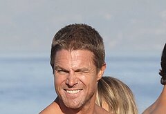 Baywatch Reboot Stephen Amell Shows Off Ripped Body