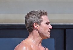 Baywatch Reboot Stephen Amell Shows Off Ripped Body