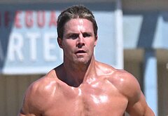 Baywatch Reboot Stephen Amell Shows Off Ripped Body
