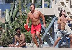 Baywatch Reboot Stephen Amell Shows Off Ripped Body