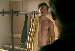 Jannik Schumann nude and gay sex scenes