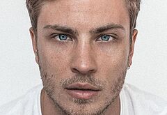 Jannik Schumann naked and erotic photos