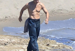 Cillian Murphy shirtless beach pics