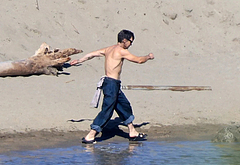 Cillian Murphy shirtless beach pics