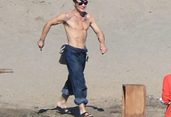 Cillian Murphy shirtless beach pics