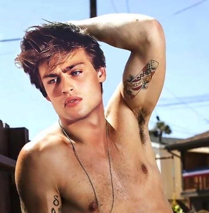 Douglas Booth nudes