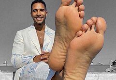Elliot Knight feet