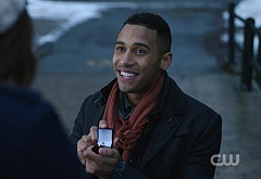 Elliot Knight nude and erotic gay scenes