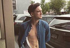 Richard Harmon shirtless and sexy pics