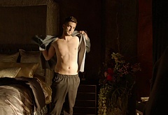 Richard Harmon naked in The 100 7-07 The Queens Gambit