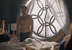 Richard Harmon shirtless in The 100 7-03 False Gods
