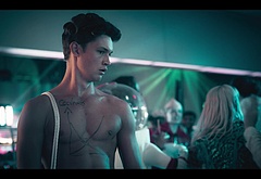 Damian Hardung shirtless in How To Sell Drugs Online 3-05 To make amends maybe be friends