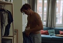 Damian Hardung shirtless in Softies 1-01 Episode 1 1