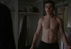 Michael Johnston shirtless in Teen Wolf 5-13 Codominance