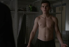 Michael Johnston shirtless in Teen Wolf 5-13 Codominance