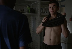 Michael Johnston shirtless in Teen Wolf 5-13 Codominance