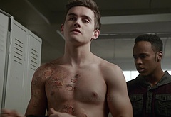 Michael Johnston shirtless in Teen Wolf 5-13 Codominance