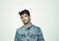 Grant Gustin nude and cock bulge pics