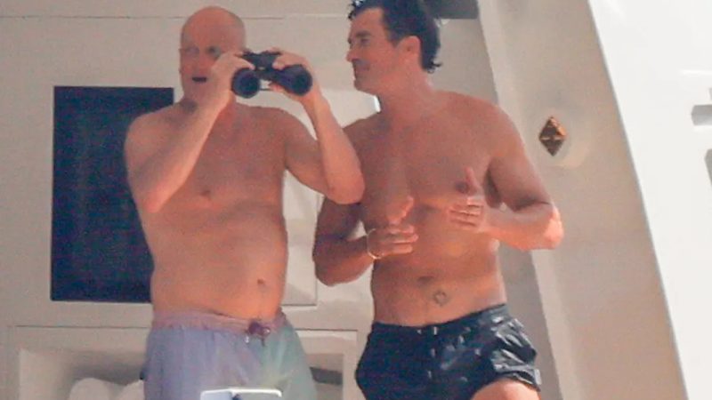 Orlando Bloom’s Shirtless Yacht Day with Woody Harrelson