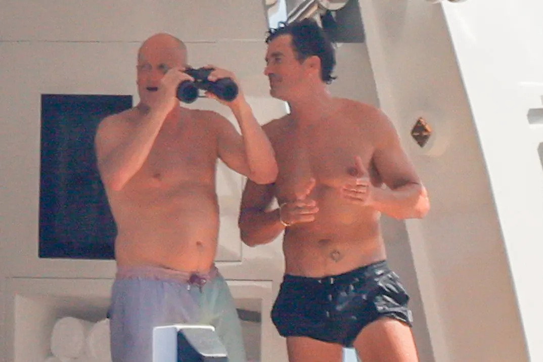 Orlando Bloom’s Shirtless Yacht Day with Woody Harrelson